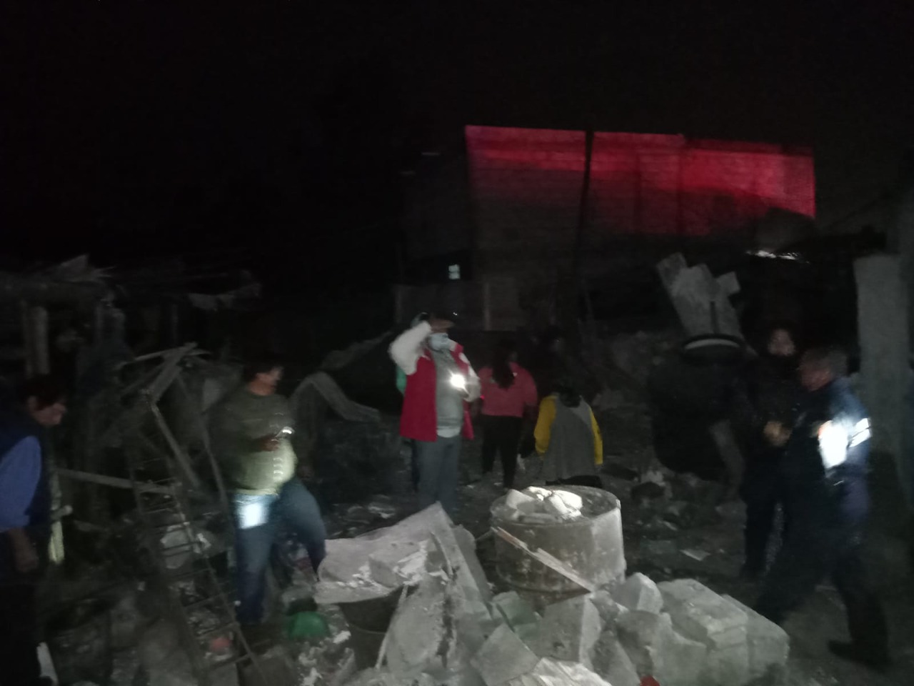 Atienden cuerpos de emergencia y seguridad explosión en una casa de Chiautempan