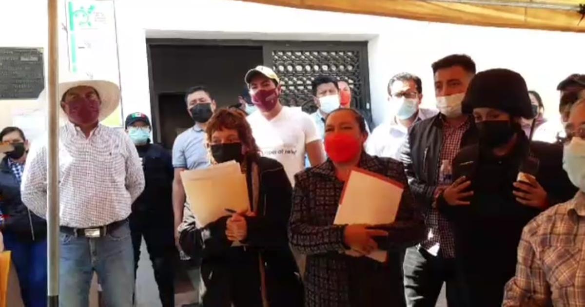 Incumplida, pobladores encaran y retienen a alcaldesa de Mazatecochco