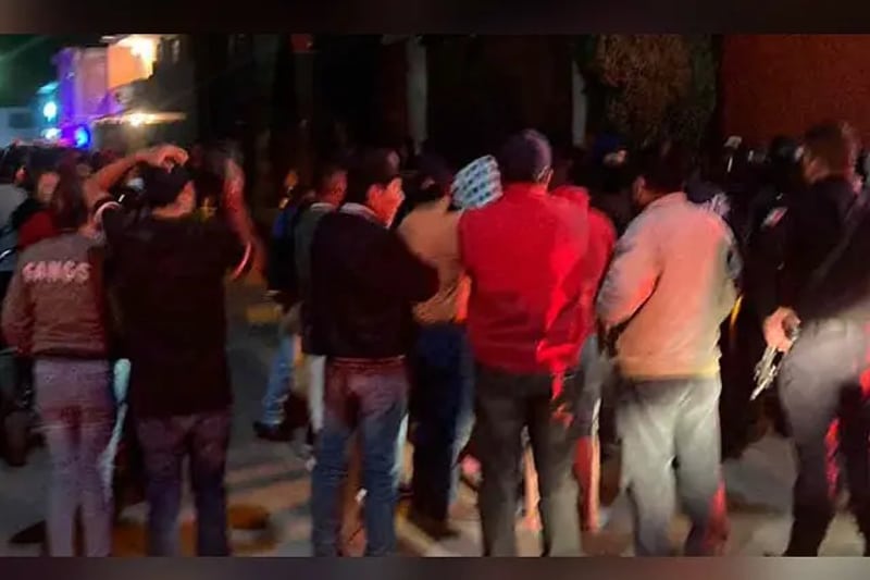Asaltan a hombre que pretendía comprar un auto en Texmelucan; vecinos amenazan con linchar a ladrones