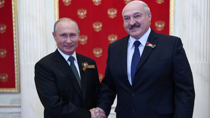 Con motivo de establecer una cooperación militar se reúne Putin con el presidente bielorruso Alexander Lukashenko 