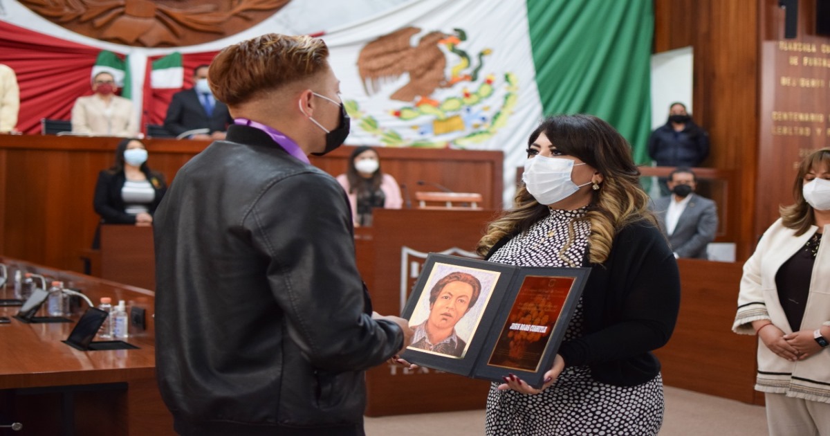 Congreso entrega presea al arte “Maestro Desiderio Hernández Xochitiotzin” a Jesús Rojas Cuahutle