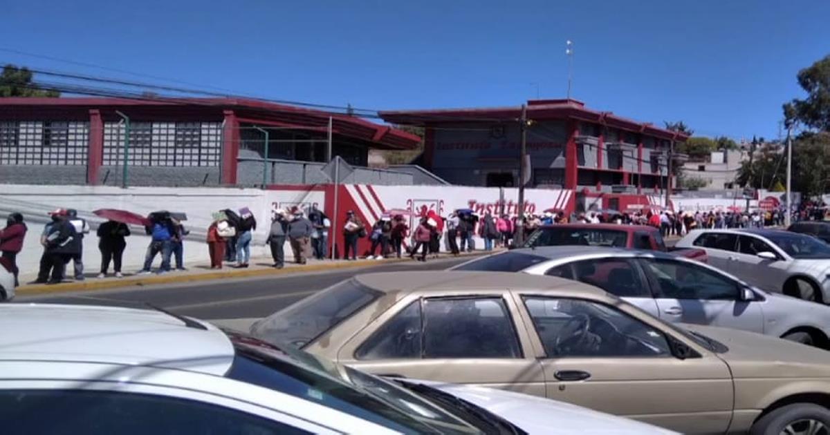 Docentes de Tlaxcala acuden a oficinas del SAT para tramitar constancia de situación fiscal