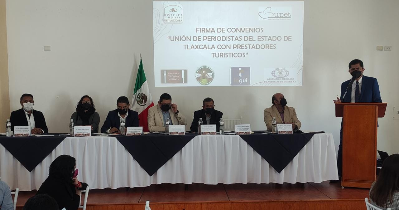 Empresarios del sector turístico en Tlaxcala firman convenio con periodistas de la entidad