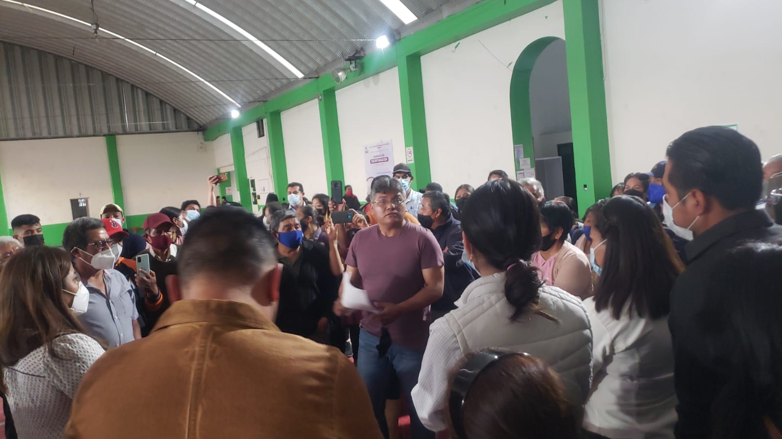 Rescatan a alcaldesa de Amaxac tras manifestación durante sesión de cabildo