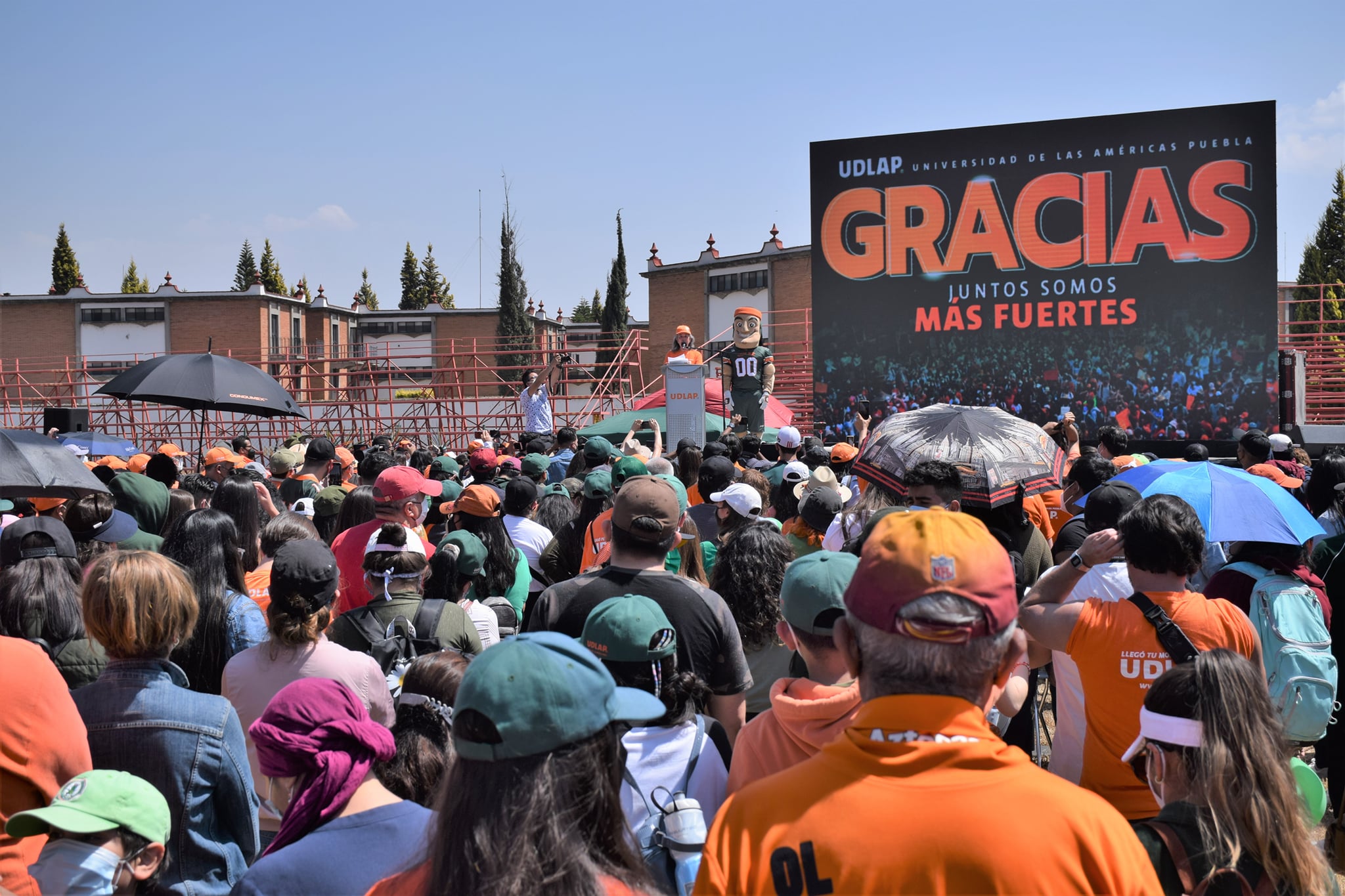 Estudiantes de la UDLAP celebran reapertura de campus