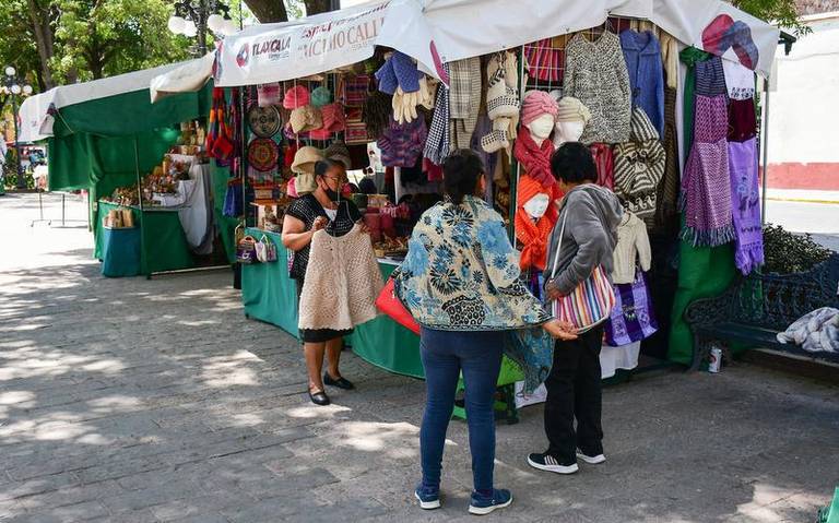 Artesanos de Tlaxcala reciben permiso temporal de ubicarse en la Plaza Xicohténcatl con motivo de su aniversario
