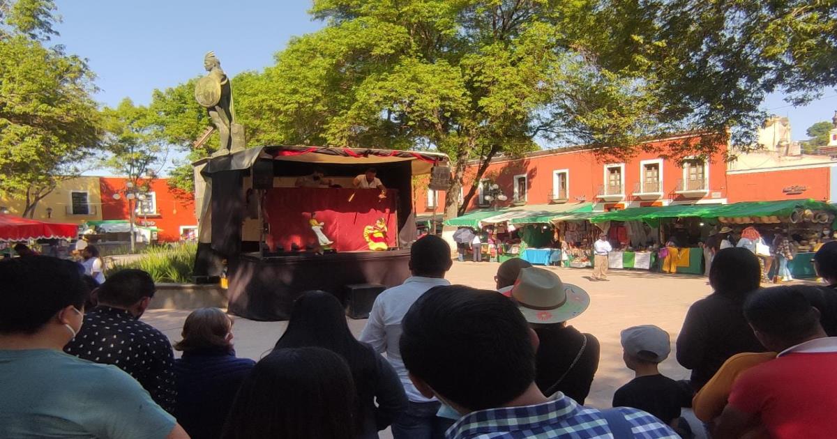 Regresan artesanos a la Plaza Xicohténcatl por aniversario
