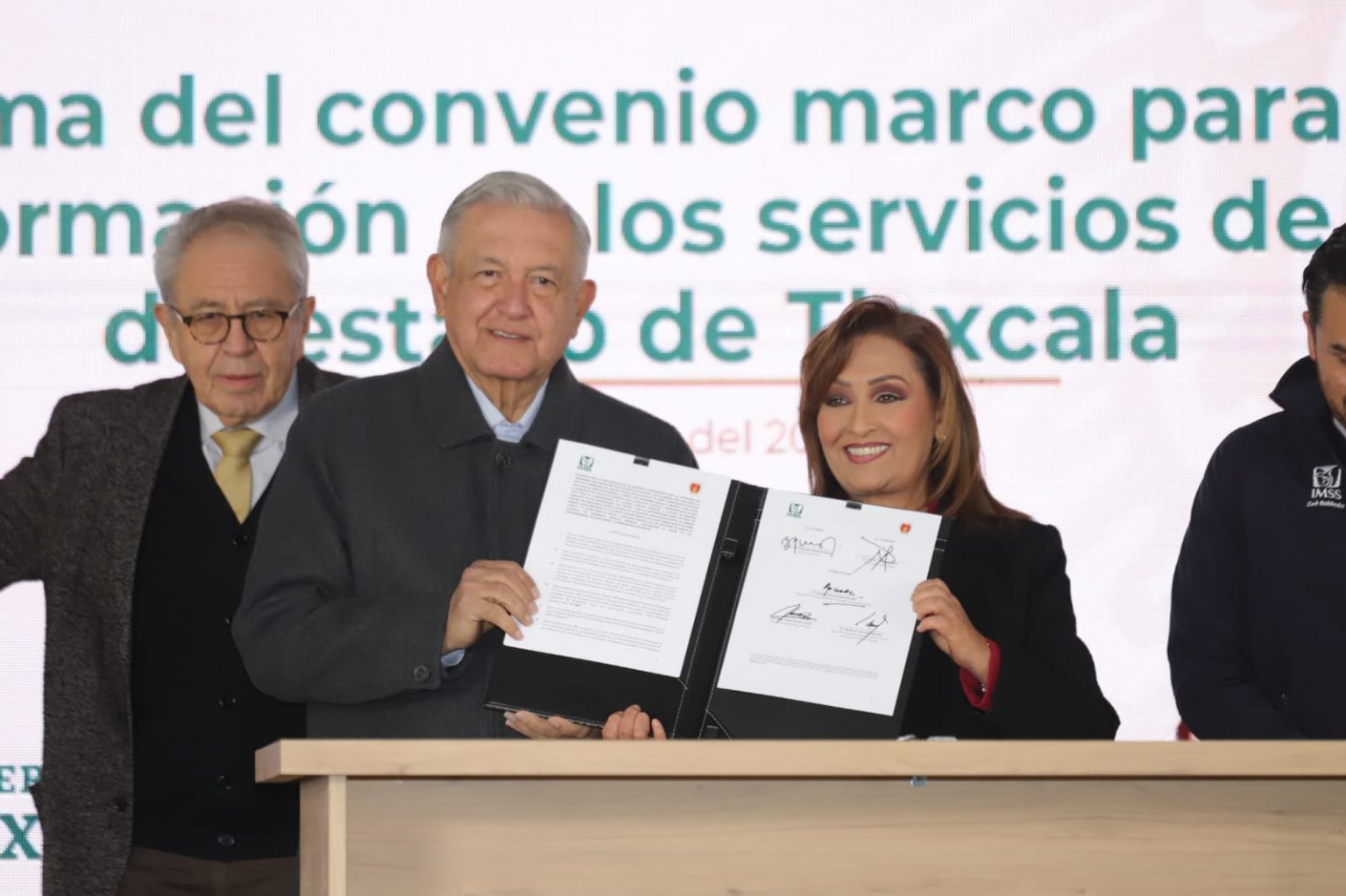  AMLO y Lorena Cuéllar firman convenio para federalizar servicios de salud