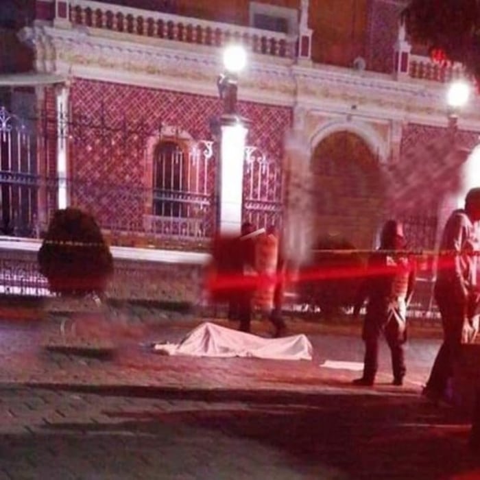 Abandonan cadáver en pleno zócalo de Acatzingo con narcomensaje