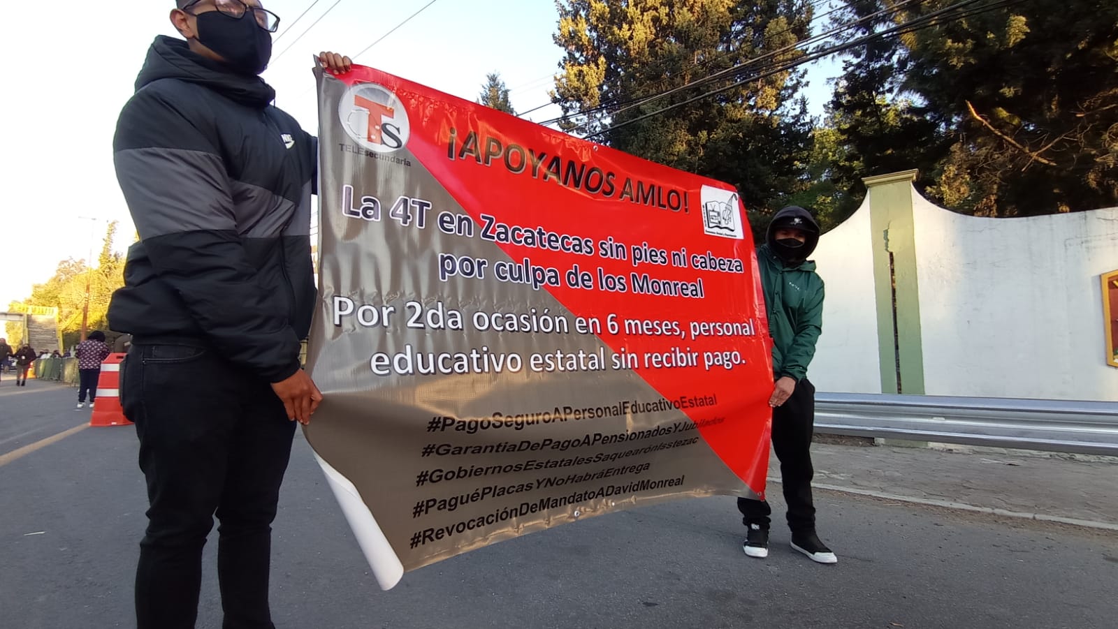 Gobernador de Zacatecas deja sin saldo a docentes; afectados buscan apoyo de AMLO en Tlaxcala