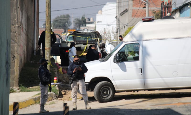 Localizan cadáver encajuelado en Momoxpan; el cuerpo estaba atado y cubierto con una cobija