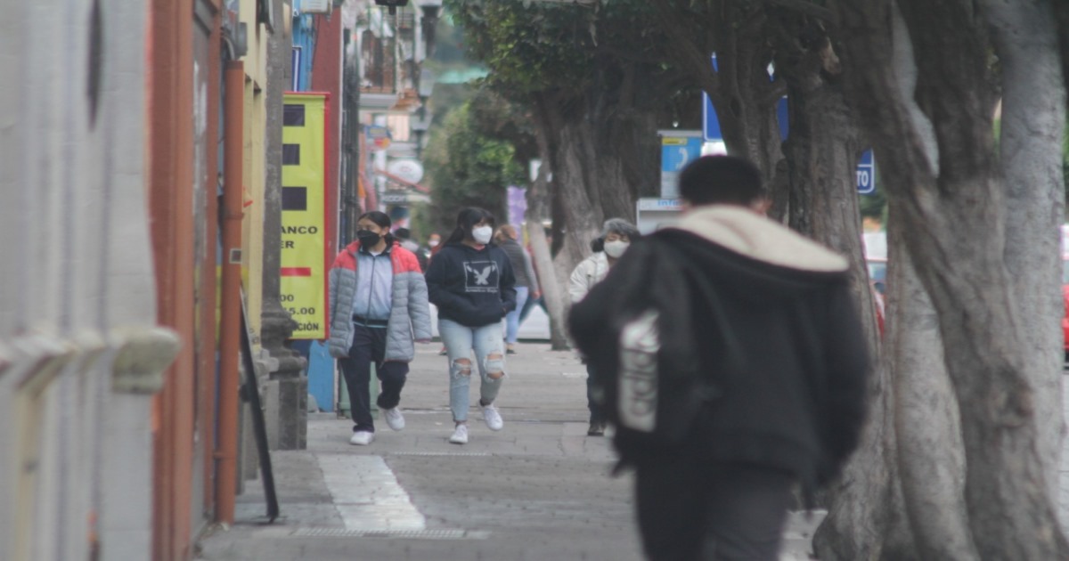 Vacuna disminuyó contagios de ómicron en adultos y personas de la tercera edad