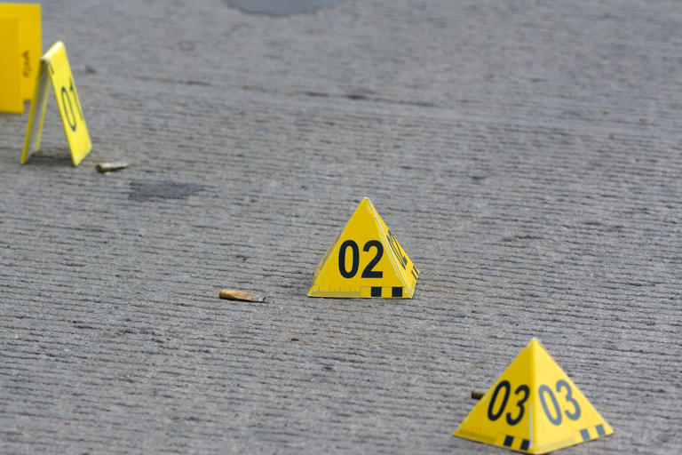 Amarran a hombre a un poste y lo golpean tras ser señalado por el asesinato de doctora del IMSS en Chihuahua