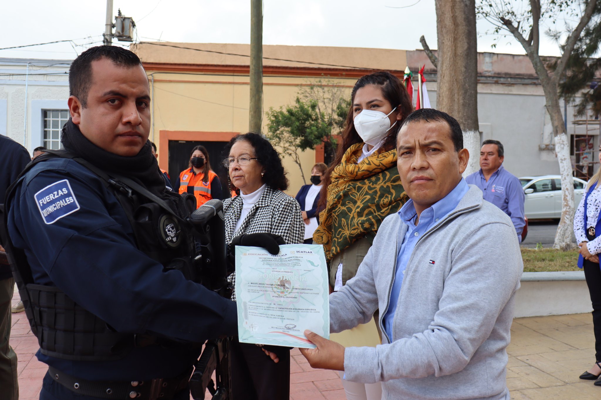 Alcalde de Tetla de la Solidaridad entrega reconocimientos a policías por capacitación