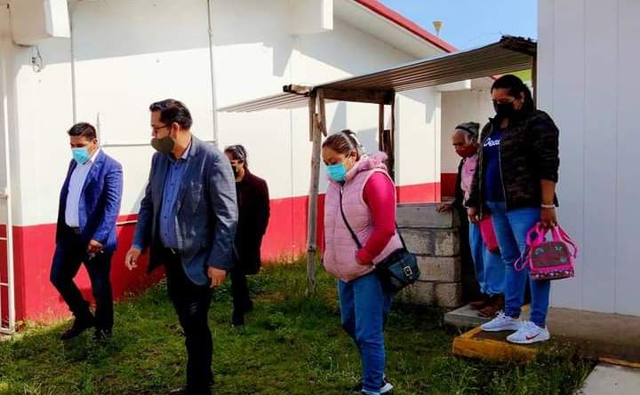 Alcalde de Tetlanohcan entrega apoyos a escuelas del municipio