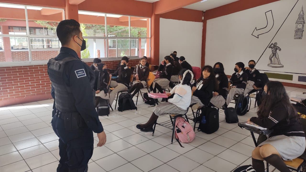 Imparten clases de seguridad en secundaria de Apizaco