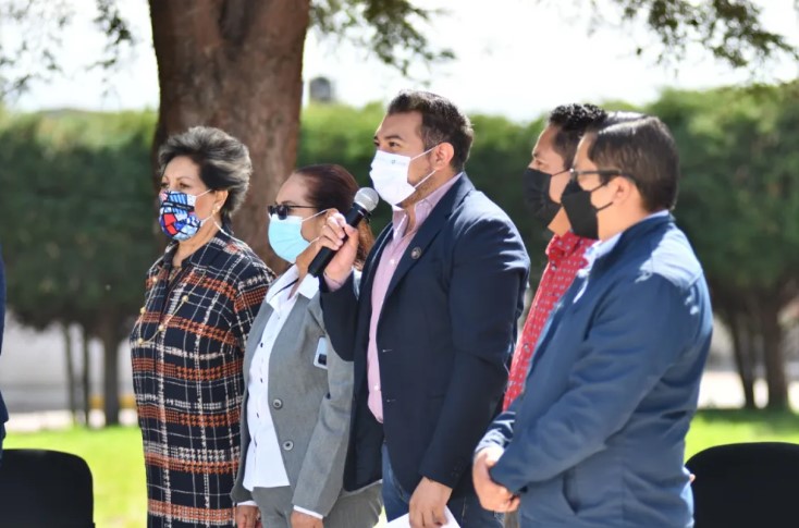 Alcalde de Huamantla entrega tinaco a escuela primaria en beneficio de los alumnos