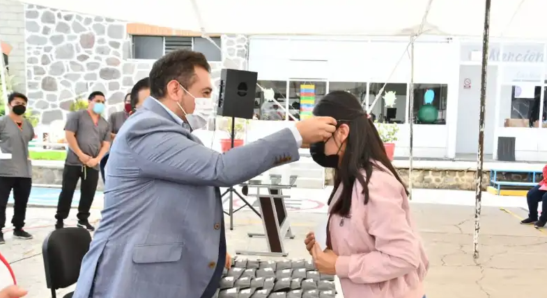 Salvador Santos entrega lentes a beneficiarios del programa “DIF en tu comunidad” en Huamantla