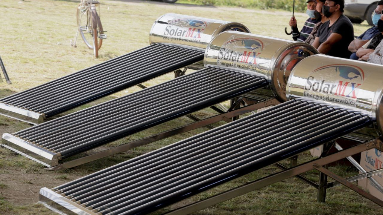 Ayuntamiento de San Andrés Cholula entregó 200 calentadores solares en San Rafael Comac 