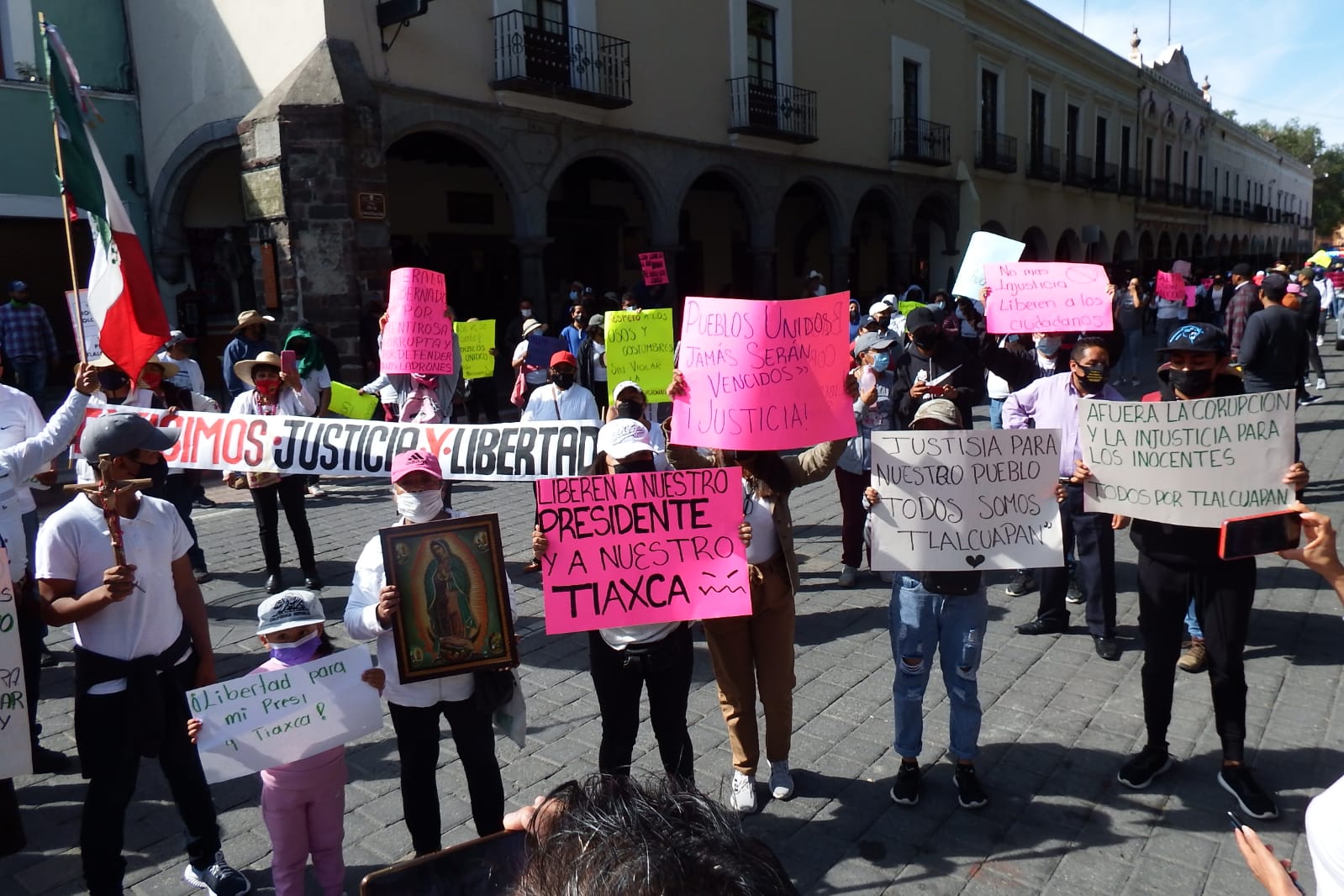 Pueblo de Tlalcuapan realizan marcha para exigir liberación de su presidente
