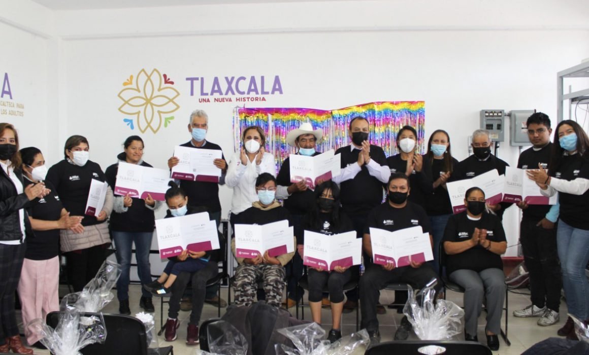 Culminan su educación básica 70 personas de cuatro municipios