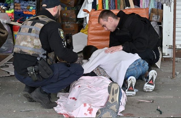 Rusia bombardeó área densamente poblada de Kharkiv, Ucrania