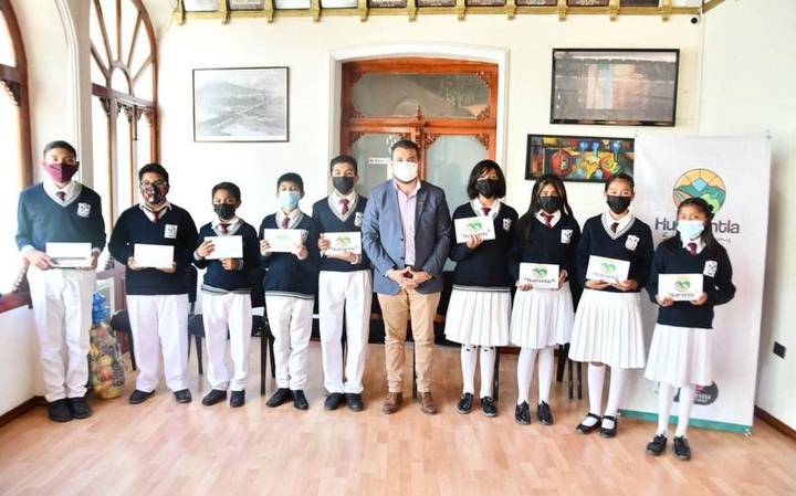 Alcalde de Huamantla entrega tabletas a Telesecundaria