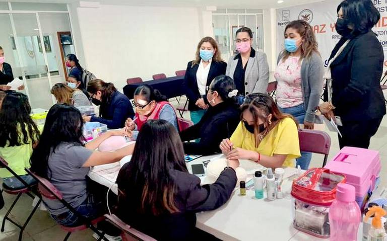 Alcalde de Apetatitlán entrega reconocimiento a mujeres participantes de capacitación para el autoempleo