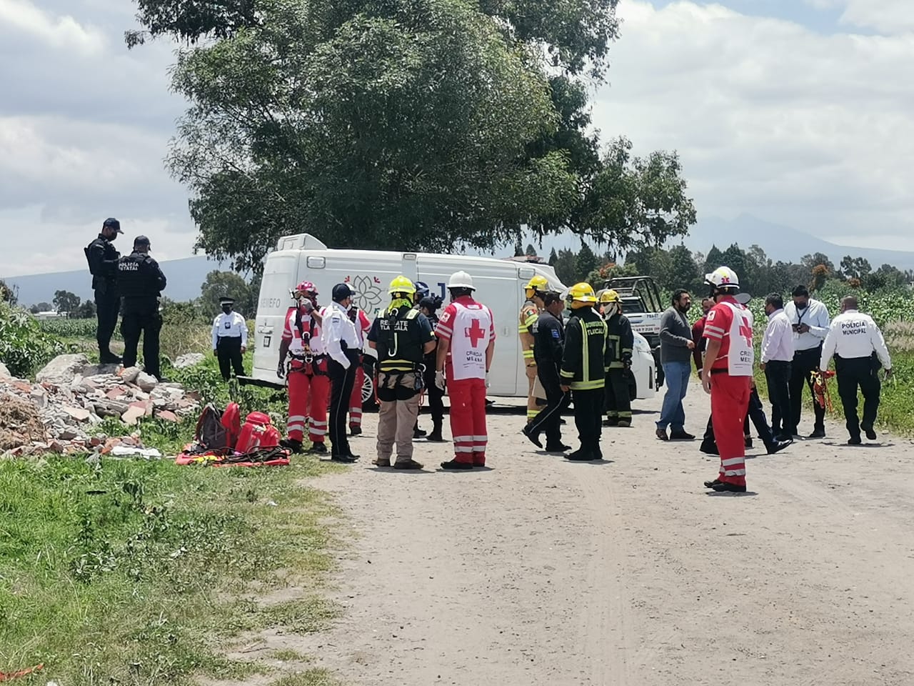 Hallan a hombre dentro de barranca de Ayometla
