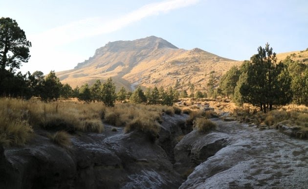 Rescatan excursionistas poblanos en la Malinche