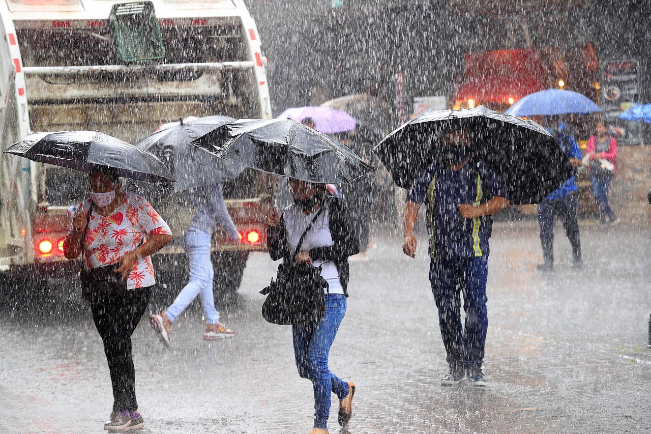 Se forma depresión Tropical 'Siete-E' al sur de las costas de Oaxaca; se esperan lluvias en las 32 entidades del país