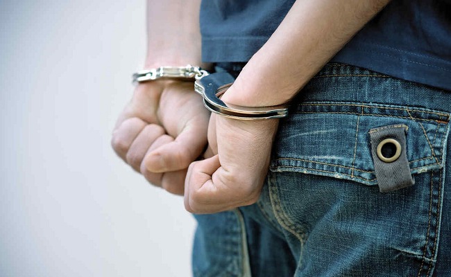 Detienen a menor de edad en posesión de medio kilogramo de posible marihuana