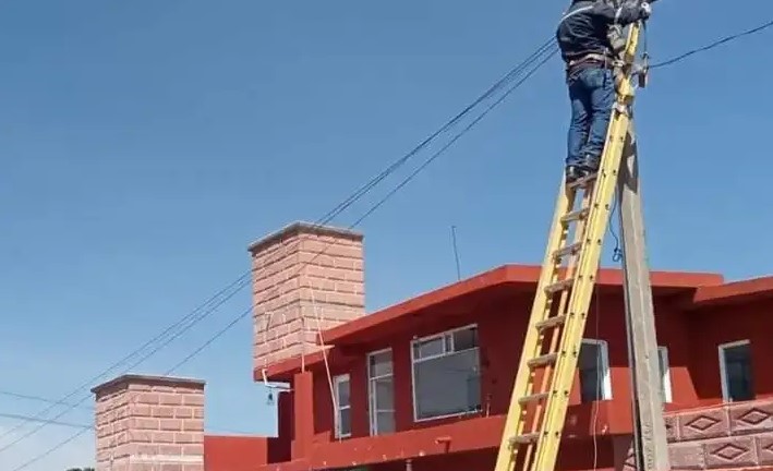Santa Cruz Tlaxcala rehabilita el alumbrado publico de las calles para una mejor seguridad