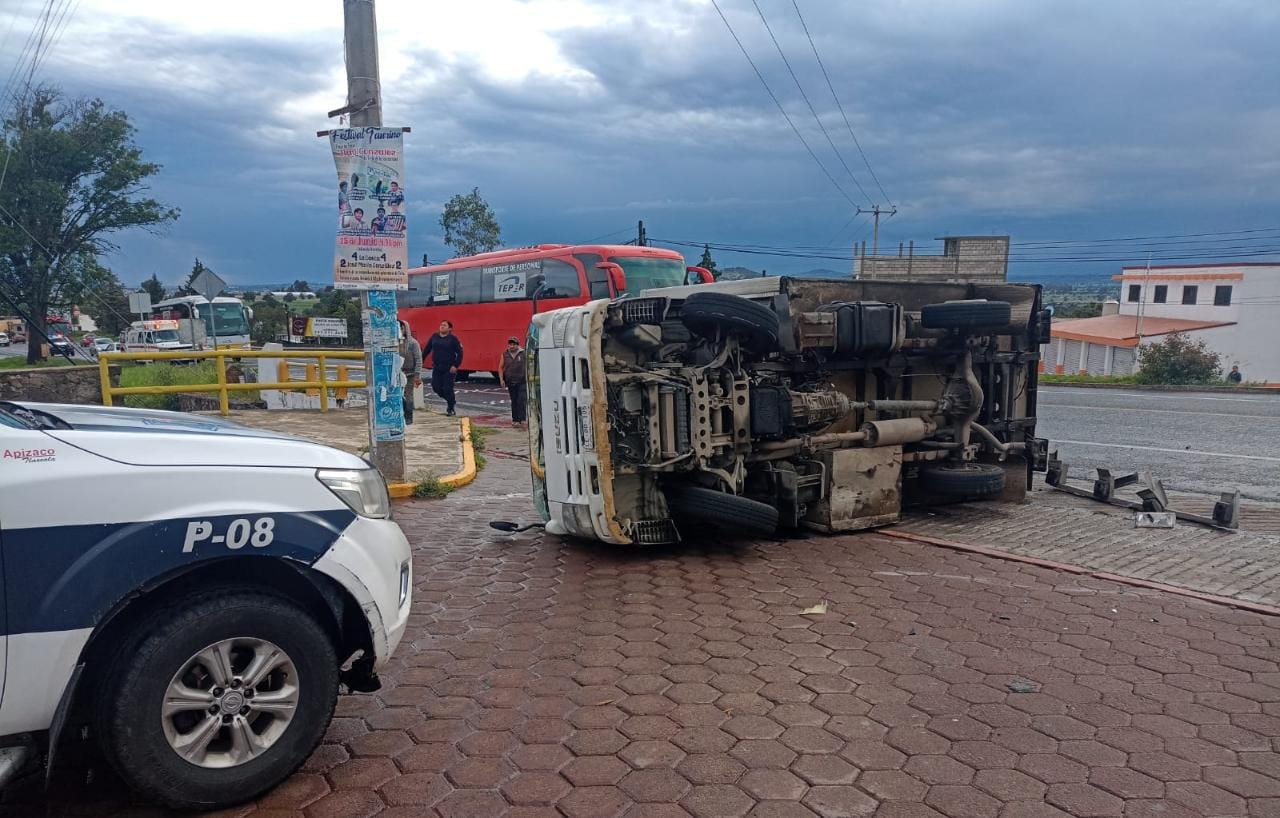 Un lesionado deja choque entre auto y camión repartidor, en Tetla
