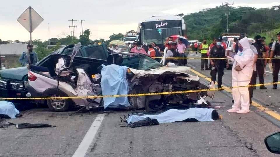 Accidente sobre la carretera Acapulco-Zihuatanejo deja al menos 9 muertos y 5 heridos