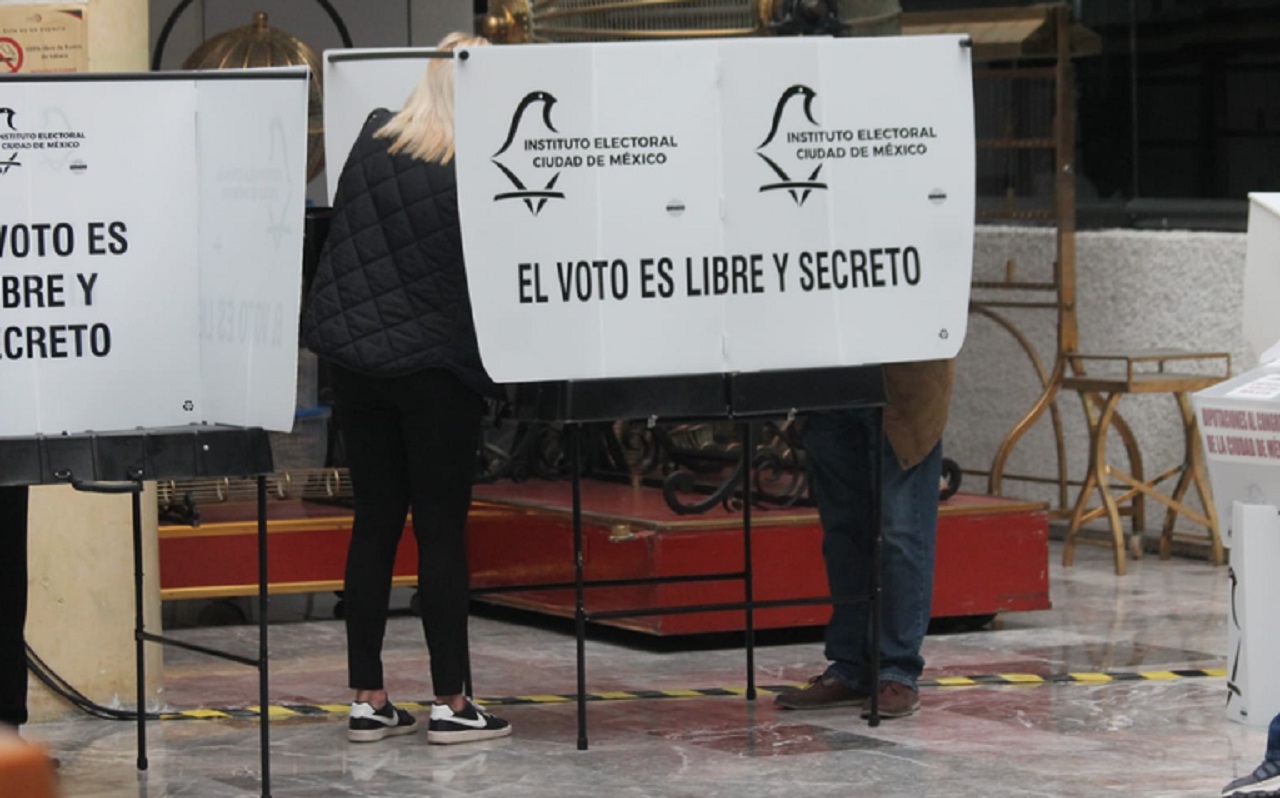 Morenistas asisten a votar en distrito de Mario Delgado