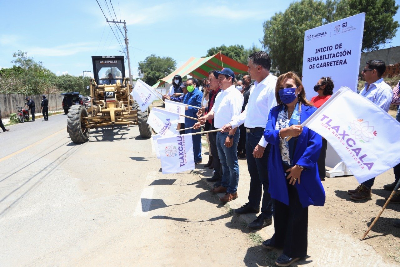 Da banderazo Lorena Cuéllar a rehabilitación de carreteras en la zona sur