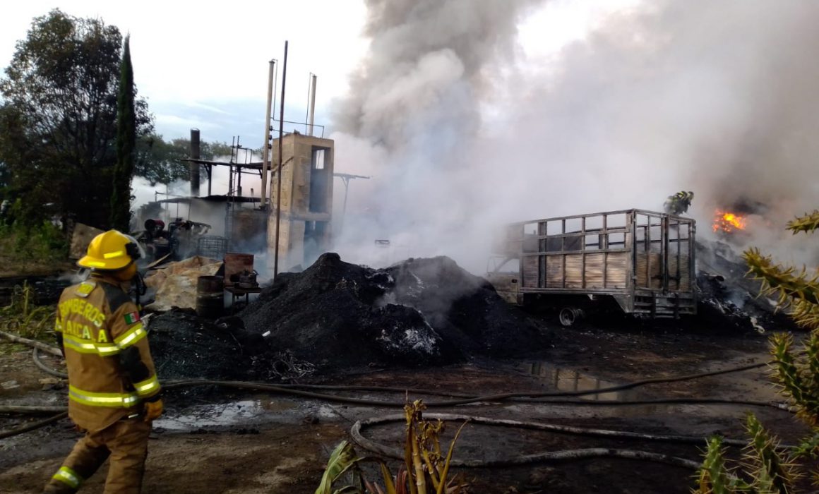 Atienden bomberos de la SSC incendio en planta recicladora