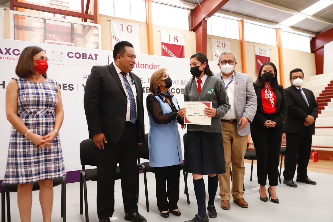 Gobernadora Lorena Cuéllar entregó becas Santander a comunidad del COBAT