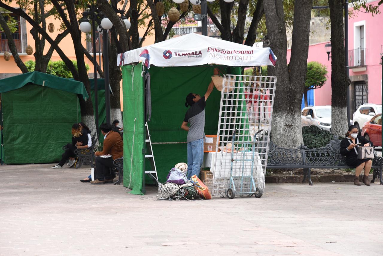 Artesanos de regresan a Plaza Xicohténcatl tras acuerdo con el ayuntamiento 