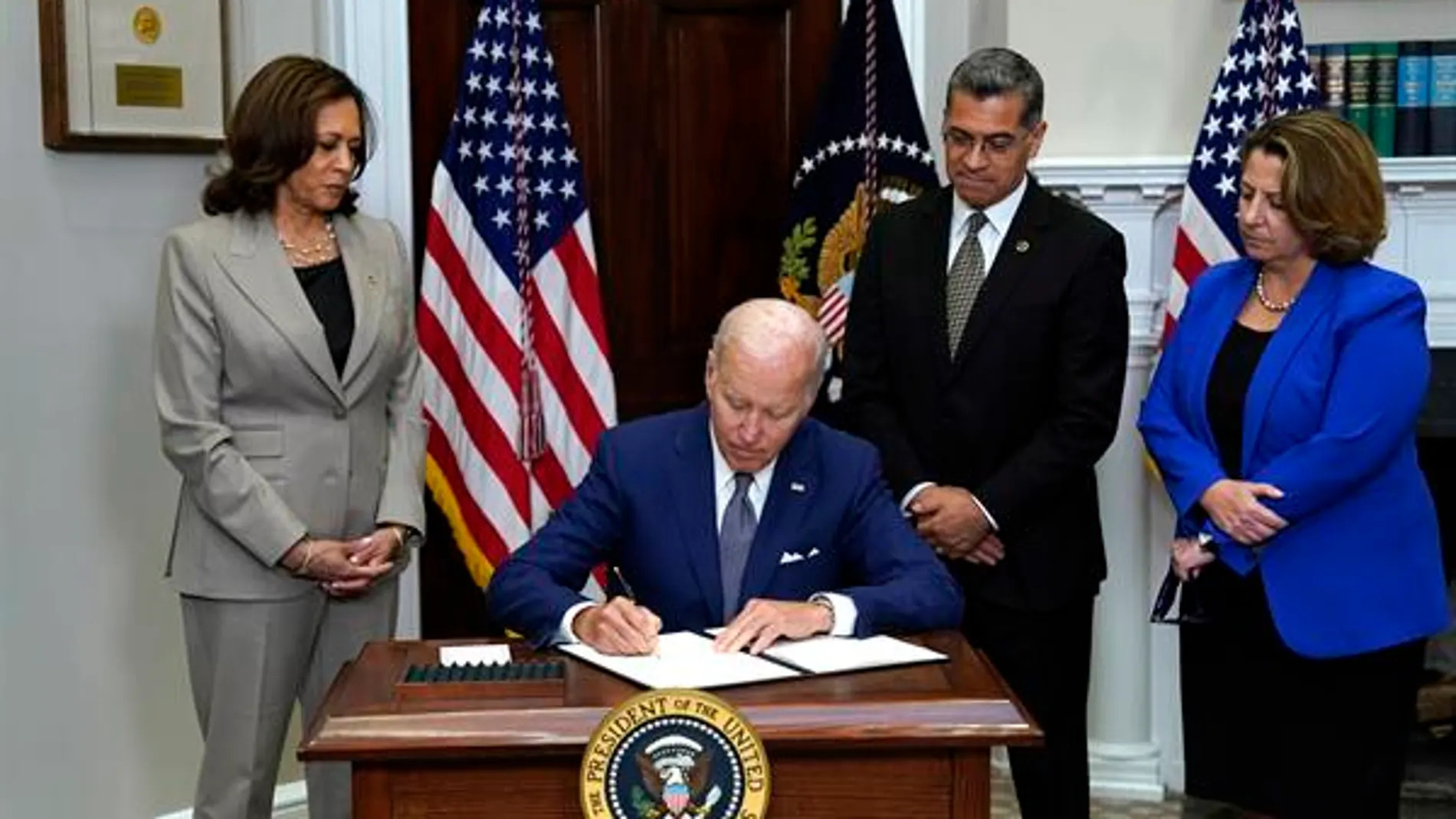 Firma Joe Biden orden ejecutiva para proteger el acceso al aborto en EEUU