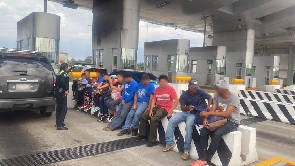Rescatan 12 migrantes en la caseta de San Martín Texmelucan