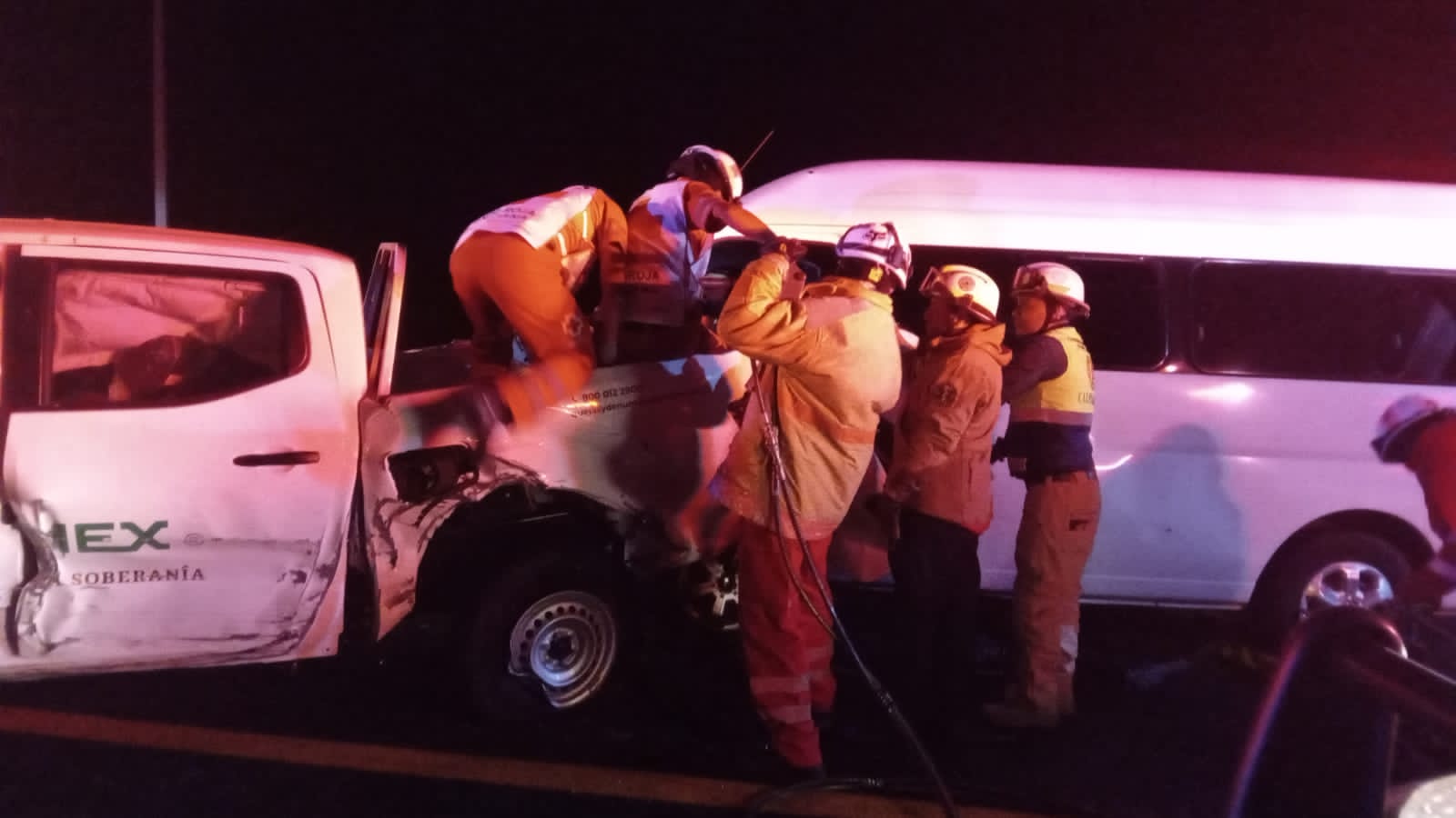 Rescatan a hombre que quedó prensado en accidente vial, en Nanacamilpa 