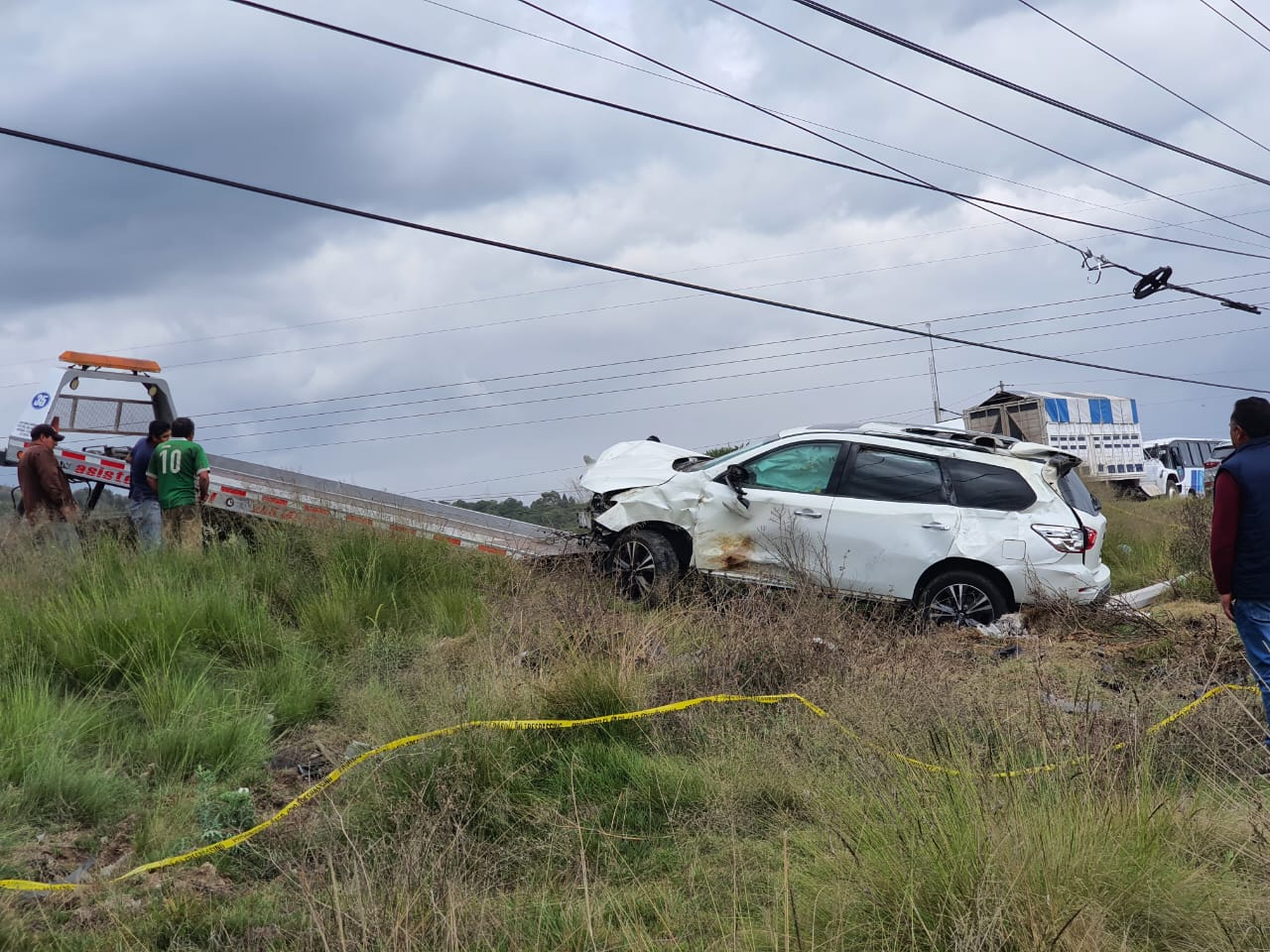 Pareja resulta ilesa tras volcadura de camioneta, en Tetla 