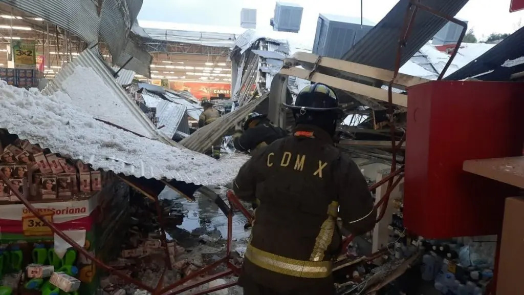 Tras fuerte granizada colapsa techo de super mercado en CDMX