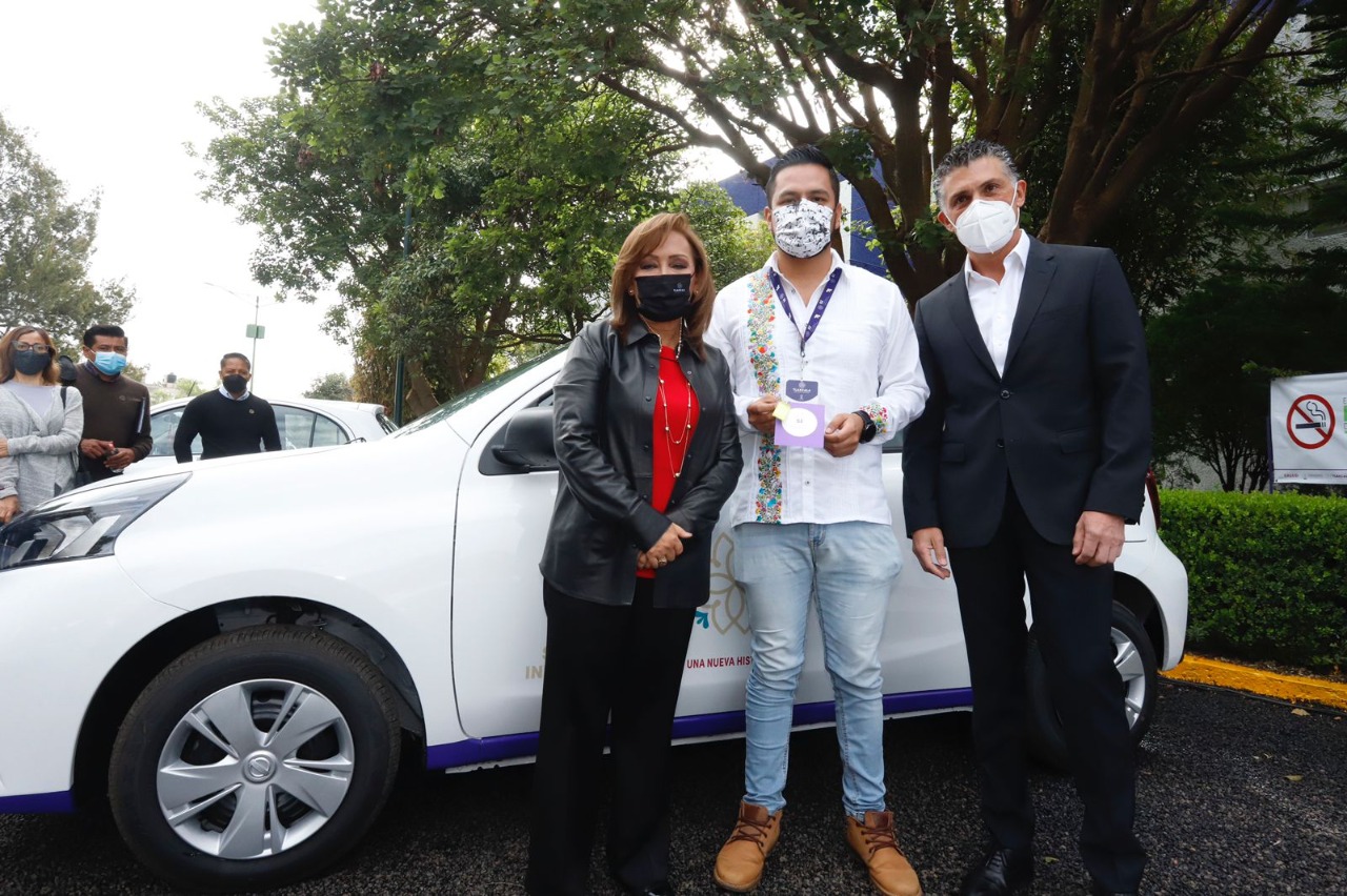 Entrega gobernadora Lorena Cuéllar automóviles nuevos a trabajadores de la SI