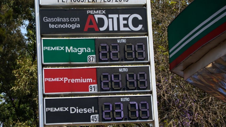Gobierno prevé 'ayudadita' en el precio de la gasolina todo el año, no subirá, dice AMLO