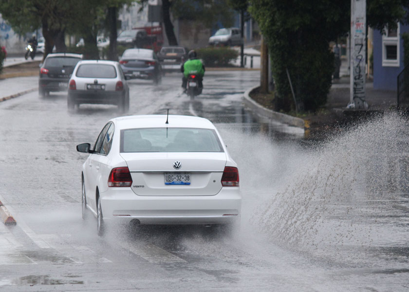 Piden a automovilistas extremar precauciones en temporada de lluvias
