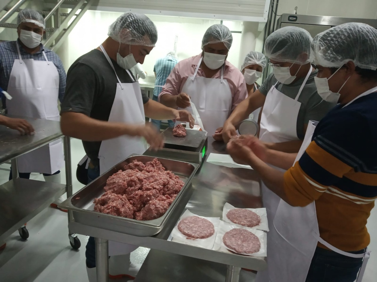 Capacita SIA a 15 ovinocultores en cortes finos de cordero