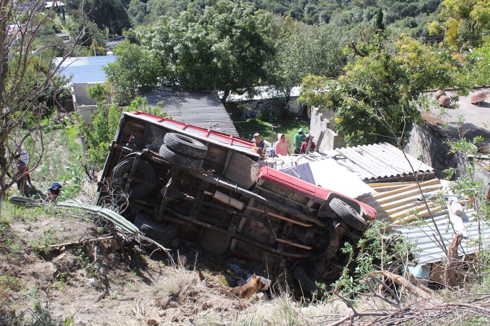 Vuelca camioneta cargada de barro, en Panotla: cuatro lesionados el saldo